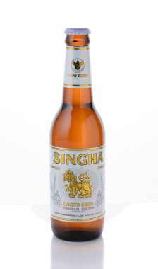 Irvine, Ca - 11 Ocak 2015: Bir tek şişe Singha bira. Nimet Rawd Brewery tarafından üretilen darboğaz üzerinde Kraliyet Garuda görüntülemek için izin verilen tek bira olduğunu.