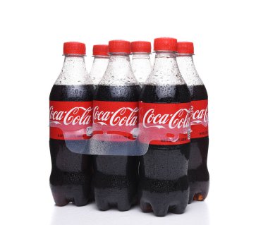 Irvine, California - 21 Ağustos 2017: Altı paketi Coca-Cola yoğunlaşma ile. Dünyanın en popüler alkolsüz içecekler, kola biridir.