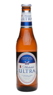 Irvine, Ca - 27 Mayıs 2014: Bir tek şişe Michelob Ultra beyaz. 2002 yılında tanıtılan Michelob Ultra düşük kalori ve karbonhidrat, Anheuser-Busch dan ile hafif bira olduğunu.