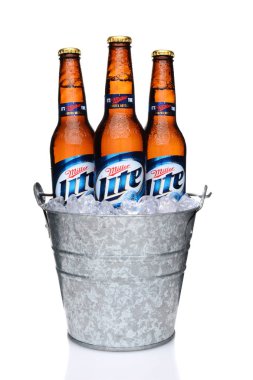 Irvine, Ca - 27 Mayıs 2014: Miller ışık şişe bir kova buz. 1975 Miller Lite içinde tanıtılan Amerikan pazarında başarılı olmak için ilk düşük kalorili bira biriydi.