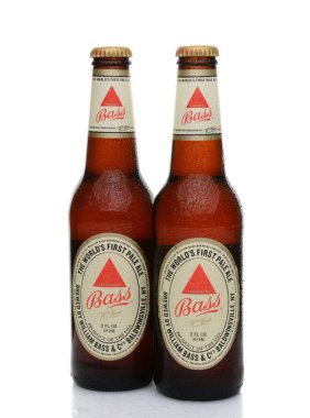 Irvine, Ca - 25 Mayıs 2014: İki şişe bas Ale yoğunlaşma ile. Bas Brewery 1777 William bas tarafından kuruldu, Trent, İngiltere'de şimdi tarafından Anheuser-Busch InBev aittir.