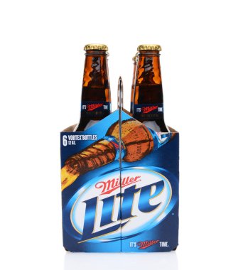 Irvine, Ca - 25 Mayıs 2014: Miller ışık pekmezi, son görünümü A 6 paket. Tarafından üretilen Millercoors Miller Lite 1975 yılında piyasaya sürüldü ve hızlı bir şekilde Amerika'nın iki numaralı marka oldu.