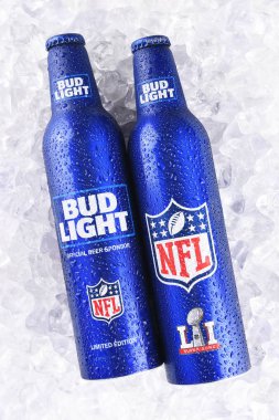 Irvine, California - 13 Ocak 2017: Bud Light alüminyum şişe buz. Nfl ve Super Bowl Li logolar resealable şişe özelliği.