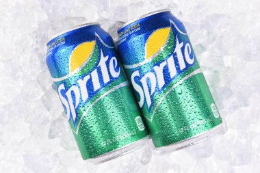 Irvine, California - 10 Temmuz 2017: İki Sprite kutu buz yoğunlaşma ile bir yatak üzerinde. Sprite bir limon kireç alkolsüz içecek Coca Cola Comapny üzerinden olduğunu.