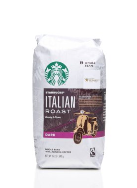 Irvine, Ca - 6 Ağustos 2018: A 40 ons çanta, Starbucks İtalyan kızartma kahve çekirdekleri. Seattle merkezli Starbucks 62 ülkede 20.000'den fazla mağaza ile dünyanın en büyük kahvehane şirketi.