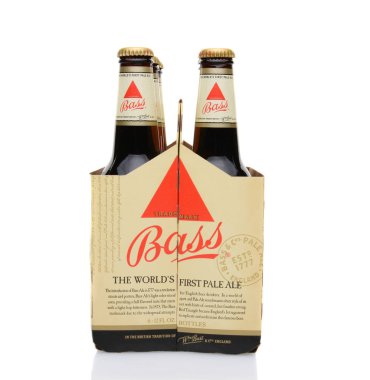 Irvine, Ca - 25 Mayıs 2014: Bas Ale, son görünümü A 6 paket. Bas Brewery 1777 William bas tarafından kuruldu, Trent, İngiltere'de şimdi tarafından Anheuser-Busch InBev aittir.