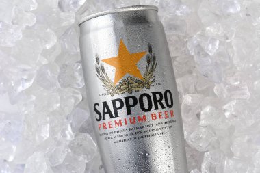 Irvine, Ca - 12 Ocak 2015: A Sapporo bira closeup buz bir yatak üzerinde olabilir. Japon bira Alman eğitimli brewer Seibei Nakagawa tarafından 1876 yılında kurulmuştur. Japonya'nın en eski bira markası olduğunu.
