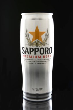Irvine, Ca - 12 Ocak 2015: A siyah bir arka plan üzerinde Sapporo bira olabilir. Japon bira Alman eğitimli brewer Seibei Nakagawa tarafından 1876 yılında kurulmuştur. Japonya'nın en eski bira markası olduğunu.