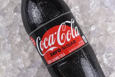 Irvine, California - 17 Aralık 2017: Coca-Cola Zero şeker buz bir şişe. Coca-Cola Zero ve Coke Zero, aynı zamanda bir no-kalori kola olarak bilinen eski sürümlerini, içki yerine.