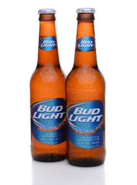 Irvine, Ca - 27 Mayıs 2014: İki şişe Bud Light yoğunlaşma ile. Anheuser-Busch InBev yerli bira Amerika Birleşik Devletleri'nde en çok satan Bud Light olduğunu.
