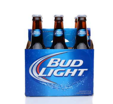 Irvine, Ca - 25 Mayıs 2014: Bud Light bira A 6 paket. Anheuser-Busch InBev Bud Light numara satan bir yerli bira Amerika Birleşik Devletleri olduğunu..