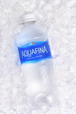 Irvine, California - 22 Ocak 2017: Aquafina su şişe buzda. Arıtılmış su marka Pepsico, aromalı ve unflavored çeşitleri üretilmektedir.