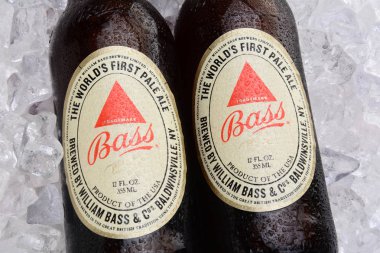 Irvine, Ca - 25 Mayıs 2014: İki şişe bas Ale bir yatakta buz. Bas Brewery 1777 William bas tarafından kuruldu, Trent, İngiltere'de şimdi tarafından Anheuser-Busch InBev aittir.