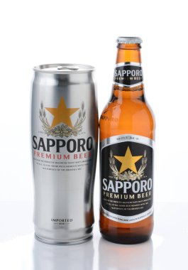 Irvine, Ca - 11 Ocak 2015: Bir can ve Sapporo bira şişe. 1876 yılında Alman eğitimli brewer Seibei Nakagawa tarafından kurulan Japon bira fabrikası. Japonya'nın en eski bira markası olduğunu.
