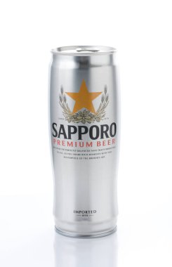 Irvine, Ca - 12 Ocak 2015: A Sapporo bira üzerinde beyaz izole olabilir. Japon bira Alman eğitimli brewer Seibei Nakagawa tarafından 1876 yılında kurulmuştur. Japonya'nın en eski bira markası olduğunu.