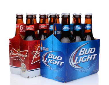 Irvine, Ca - 27 Mayıs 2014: Bud Light ve Budweiser bira A 6 paket. Anheuser-Busch InBev Bud Light numara satan bir yerli bira Amerika Birleşik Devletleri olduğunu..