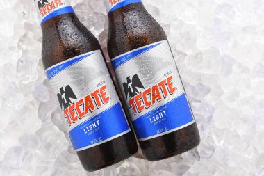 Irvine, Ca - 14 Haziran 2017: Tecate ışık şişe buzda. İki şişe Tecate ışık şehir, Tecate sonra Baja California, nerede ilk adlı popüler bir soluk lager 1943 yılında üretilen..