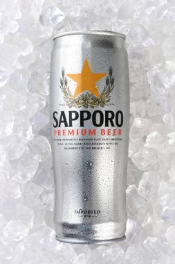 Irvine, Ca - 12 Ocak 2015: A Sapporo bira buz yatağı üzerinde olabilir. Japon bira Alman eğitimli brewer Seibei Nakagawa tarafından 1876 yılında kurulmuştur. Japonya'nın en eski bira markası olduğunu.
