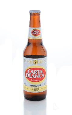 Irvine, Ca - 11 Ocak 2015: Bir şişe Carta Blanca bira beyaz. 1890 yılında, şimdi bir iştiraki Heineken International Cerveceria Cuauhtemoc-Montezuma üzerinden kurulan.