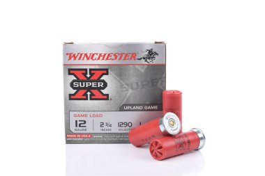 Irvine, California - 26 Ağustos 2016: Winchester 12 ölçer mermi. Önde gelen üretim ya da silah ve cephane Amerika Birleşik Devletleri'nde Winchester olduğunu.