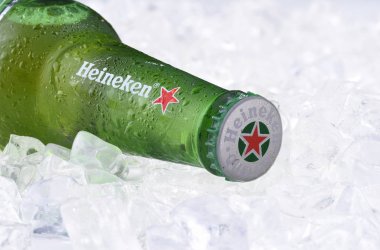 Irvine, Ca - 29 Mayıs 2017: Heineken Bira şişe buzda. 1975 yılından bu yana en fazla Heineken Bira bira Zoeterwoude, Hollanda de demlenmiş.