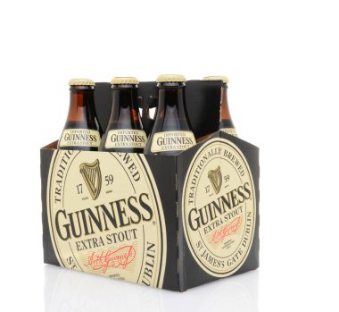 Irvine, Ca - 25 Mayıs 2014: Guinness ilave Stout A 6 paket. Guinness yıllık satış 850 milyon litre ile dünyanın en başarılı bira markalarından biridir.