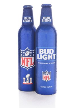 Irvine, California - 13 Ocak 2017: Bud Light alüminyum şişe. Nfl ve Super Bowl Li logolar resealable şişe özelliği.