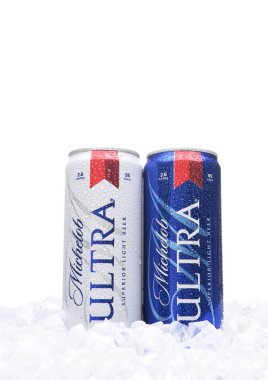 Irvine, Ca - 6 Ağustos 2018: İki Michelob Ultra bira 12 ons teneke kutulara buz. A bir düşük carb ve düşük kalorili hafif bira Anheuser-Busch üzerinden. 