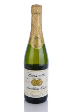 Irvine, Ca - 11 Ocak 2013: Martinelli'nin köpüklü elma suyu 25,4 ons şişe fotoğraf. Watsonville, California merkezli 1868 beri onlar are alkolsüz köpüklü elma suyu ve elma suyu.
