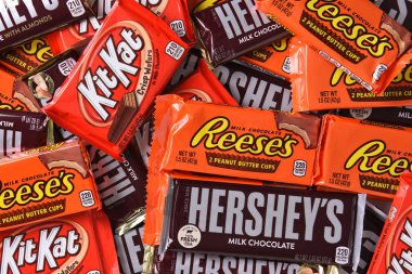 Irvine, California - 27 Ekim 2017: Hersheys şekerleme çeşididir. Tam boy çikolata barları bir favori Cadılar Bayramı'nda vardır.. 