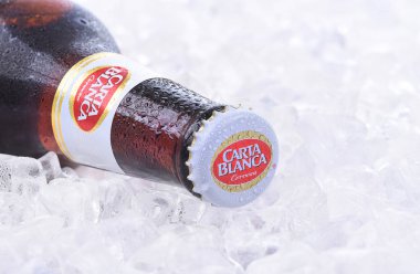 Irvine, Ca - 11 Ocak 2015: Bir şişe Carta Blanca bira, tatlı bir yatakta buz. 1890 yılında, şimdi bir iştiraki Heineken International Cerveceria Cuauhtemoc-Montezuma üzerinden kurulan.