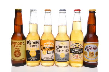 Irvine, California - 5 Nisan 2018: Meksika alma bira altı şişe. Corona ilave, ışık Premier, tanıdık ve Victoria ve Estrella Jalisco markalar içerir.