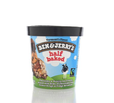 Irvine, California - 16 Kasım 2016: Ben ve Jerrys yarı pişmiş dondurma bir karton. Vermont üretilen şirket gurme dondurmalar alışılmadık adlarla dayalı.