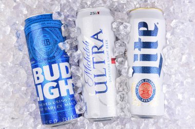 Irvine, California - 29 Mart 2018: Üç en popüler diyet bira buz bir yatakta. Bud Light, Michelob Ultra ve Miller Lite Kral bidon.