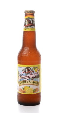 Irvine, Ca - 2 Haziran 2015: Bir tek şişe Haruhi yaz Shandy beyaz. Haruhi Chippewa Falls, WI, Jacob Leinenkugel tarafından 1867 yılında kurulmuştur..