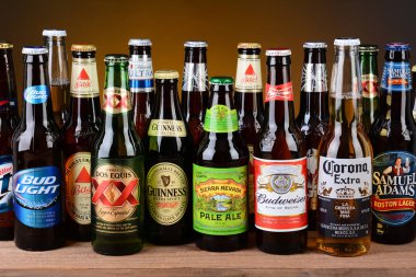 Irvine, Ca - 25 Mayıs 2014: Çeşitli popüler bira markaları. Aile içi de dahil olmak üzere birçok marka ve alma bira dahil olmak üzere, Corona, Guinness, Budweiser, gösterilir Coors bas ve Sam Adams.