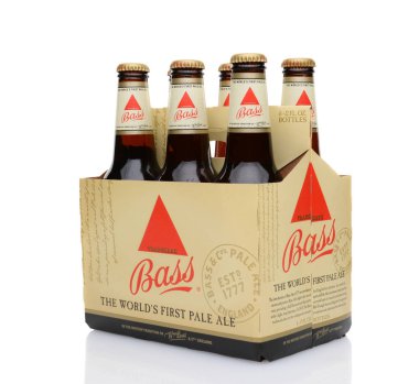 Irvine, Ca - 25 Mayıs 2014: Bas Ale, 3/4 görünüm A 6 paket. Bas Brewery 1777 William bas tarafından kuruldu, Trent, İngiltere'de şimdi tarafından Anheuser-Busch InBev aittir.