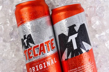 Irvine, California - 21 Mart 2018: İki Tecate özgün bira kutular buz portre üzerinde. Cuauhtemoc Montezuma Brewery dayalı Monterrey, Nuevo Leon, Meksika 1890 yılında kurulan, içinde bir büyük bira olduğunu.