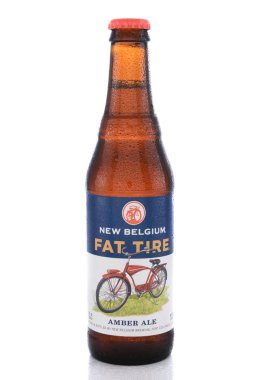 Irvine, Ca - 14 Haziran 2015: Yağ lastik Amber Ale. Yağ lastik Amber Ale yeni Belçika Brewing Company, Fort Collins, Colorado gelen tek bir şişe.
