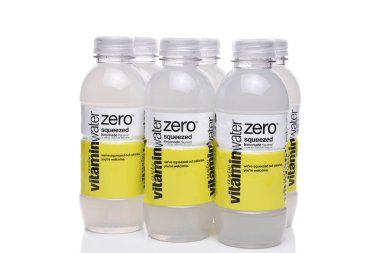 Irvine, Ca - 22 Eylül 2017: Glaceau vitamini su sıfır limonata sıkılmış. Glaceau Coca-Cola Company özel sektöre ait bir kuruluşudur