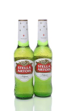 Irvine, California - 17 Aralık 2017: Stella Artois bira şişeleri. Stella 1926 yılından bu yana, Leuven, Belçika'da, demlenmiş ve Noel yıldızından almış şenlikli bir bira olarak başlattı.