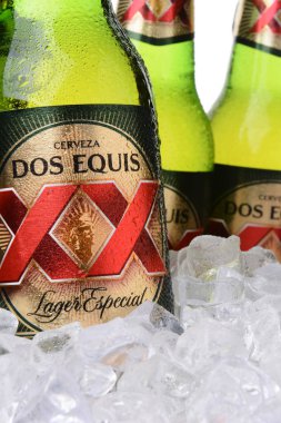 Irvine, Ca - 30 Mayıs 2014: Closeup Dos Equis Lager Especial buz şişe. Heineken International iştiraki Cuauhtemoc-Montezuma Brewery Monterrey, Meksika için gelen 1890 yılında kurulan.
