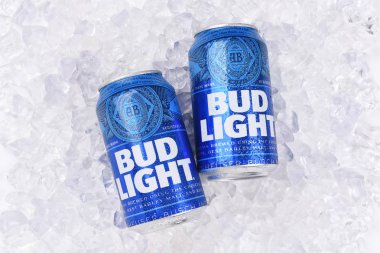 Irvine, California - 25 Ağustos 2016: Bud Light kutular buz kovası içinde. Bud Light yerli bira Amerika Birleşik Devletleri'nde en çok satan biridir.