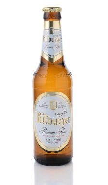 Irvine, Ca - 11 Ocak 2015: Bitburger şişesini beyaz izole. Bitburger Alman aile etrafında bir iş ile bu 2012 yılında yaklaşık 750 milyon litre bira bir üründür.