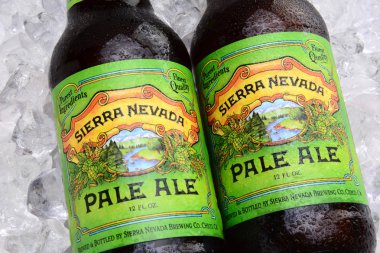 Irvine, Ca - 25 Mayıs 2014: İki şişe buzda Sierra Nevada soluk Ale. Sierra Nevada bira Co homebrewers Chico, Kaliforniya'da tarafından 1980 yılında kurulmuştur, 