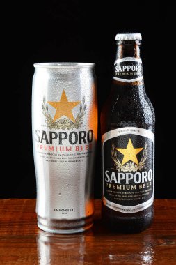 Irvine, Ca - 18 Haziran 2015: Bir can ve Sapporo bira şişe ıslak bir bar. 1876 yılında Alman eğitimli brewer Seibei Nakagawa tarafından kurulan Japon bira Japonya'nın en eski bira markasıdır.