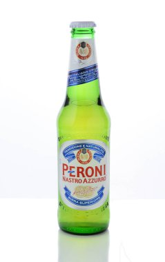 Irvine, Ca - 11 Ocak 2015: Bir tek şişe Peroni bira. N Vigevano kasaba İtalya 1846 yılında kuruldu. Şirket Roma'ya 1864 yılında Giovanni Peroni tarafından taşındı.