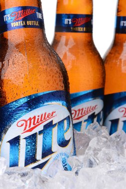 Irvine, Ca - 30 Mayıs 2014: Closeup Miller Light bira şişeleri buz. 1975 Miller Lite içinde tanıtılan Amerikan pazarında başarılı olmak için ilk düşük kalorili bira biriydi.