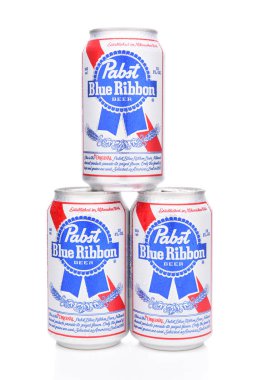 Irvine, California - 16 Şubat 2017: Pabst Blue Ribbon bira. Şu anda Los Angeles merkezli Milwaukee, 1884'te tanıtılan Amerikan markası üç yığın kutu.