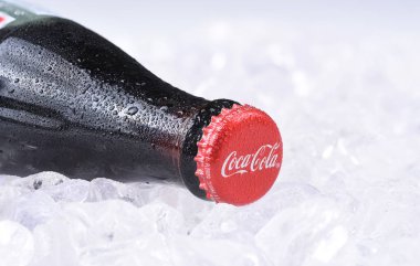 Irvine, California - 7 Şubat 2017: Coca-Cola şişesi buz üzerinde. 1886 yılında tanıtılan, Atlanta dayalı meşrubat üreticileri ürünleri 200 ülkede mevcuttur.